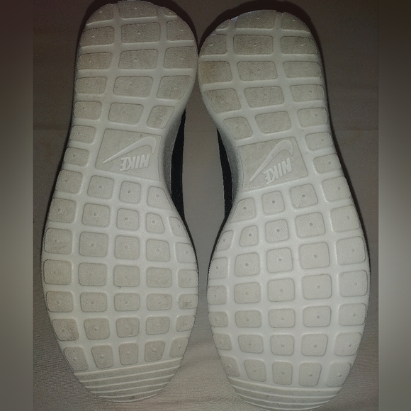 Nike - Picture 2 of 4